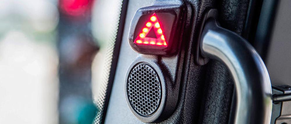 Lastwagenfahrer werden durch Abbiegeassistenzsysteme gewarnt, wenn Fußgänger oder Radfahrer sich dem Fahrzeug nähern.