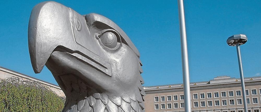 Soll der Adler fliegen? Der von Ernst Sagebiel gestaltete Kopf repräsentiert heute wie einst am Flughafengebäude in Tempelhof.