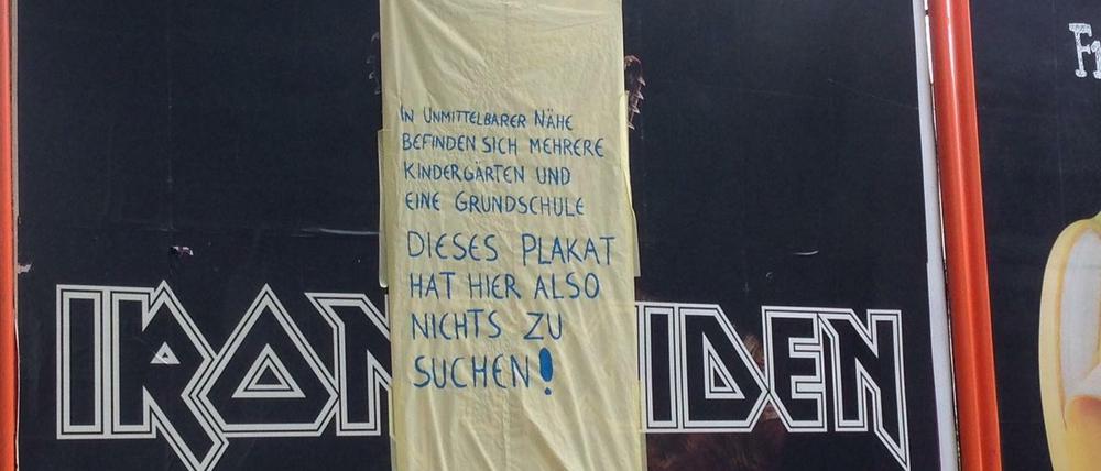Kampf um ein Plakat in der Alten Jakobstraße in Kreuzberg. Anwohner haben ein Werbeplakat der Metalband Iron Maiden überklebt. Liebe Leserinnen, liebe Leser: Senden Sie Ihre Zettel aus Berlin an leserbilder@tagesspiegel.de!