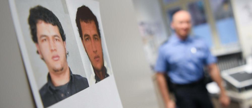 Fahndungsbilder von Anis Amri hängen auf einer Polizeiwache.