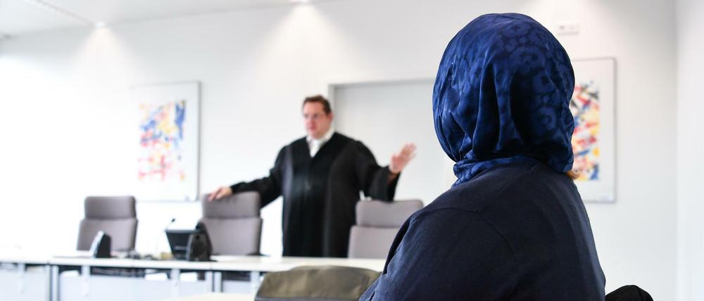  Rechtsreferendarinnen in Berlin dürfen künftig die Anklage mit Kopftuch verlesen. (Symbolbild)