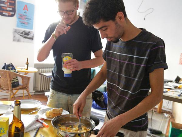 WG-Leben. Ahmad kocht für seine Mitbewohner, links im Bild unser Autor Bartholomäus von Laffert.