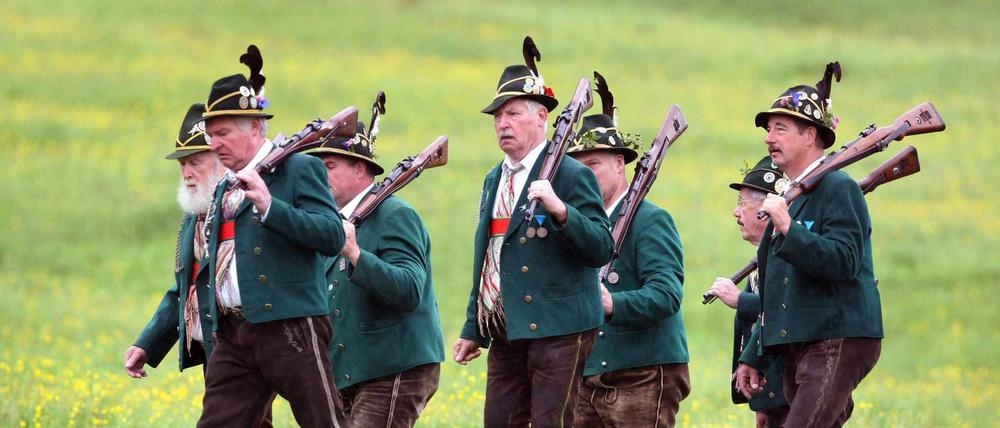Gebirgsschützen in Oberbayern: Geht es nach Finanzminister Scholz bekommen rein männliche Schützenvereine bald keine Steuervergünstigungen mehr.