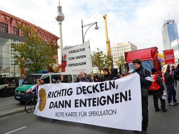 Tausende Menschen demonstrierten in Berlin-Mitte und Kreuzberg für einen Mietendeckel. 