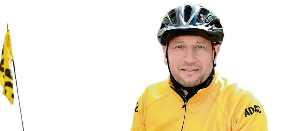 Kfz-Meister Dirk Nießl, der Gelbe Engel auf dem Fahrrad. 