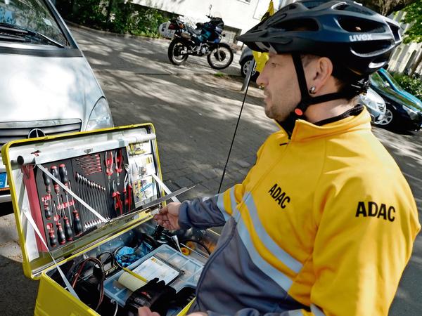 ADAC-Pannenhelfer Dirk Nießl kommt mit dem E-Bike zu seinen Kunden.
