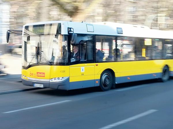 Der Bus M41 fährt alle zehn Minuten direkt zum Askanischen Platz - laut Fahrplan.