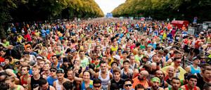 Läufer des 46. Berlin-Marathons im Jahr 2019 warten auf den Startschuss.