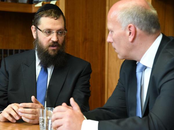 Der Rabbiner Yehuda Teichtal, Vorsitzender des Chabad Jüdischen Bildungszentrums hat Kai Wegener (CDU) zu Besuch. 