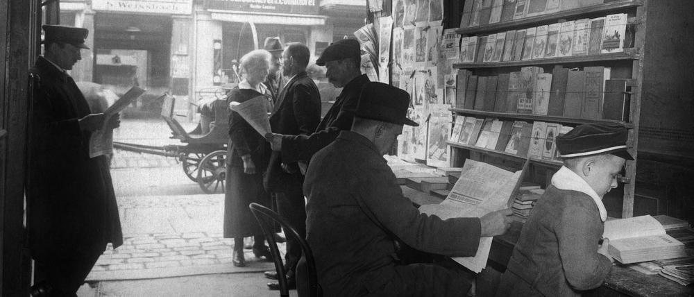 Die schnellste Information im Berlin der Jahrhundertwende war die gedruckte. Ein Kiosk in einer Hofdurchfahrt. 