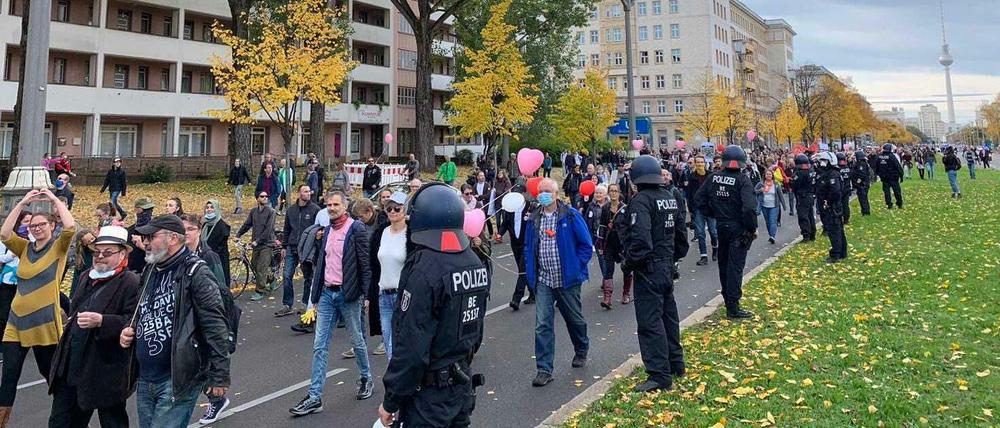 Menschen in Berlin protestieren gegen die Corona-Maßnahmen.