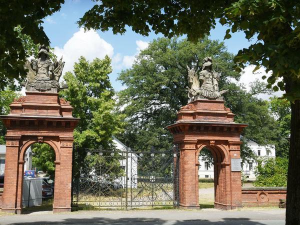 Der Figurenschmuck auf den Eingangsportalen des Landguts Stober stammt vom ehemaligen Oranienburger Tor in Berlin. 