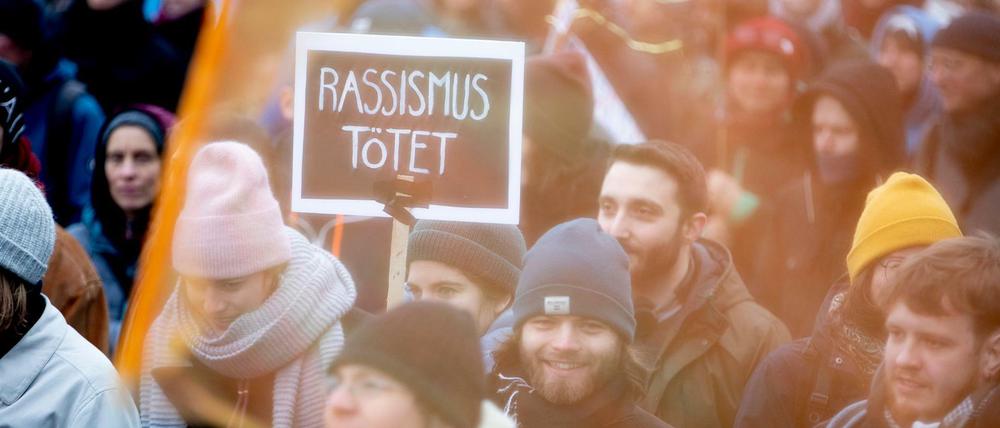 Klares Statement: Rassismus tötet. Das steht bei einer Demonstration der Berliner Seebrücke auf einem Plakat.