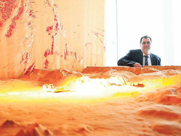 Ralf Jaumann vor einem Modell des Mars. Wenn es um Oberflächenmodelle von Planeten geht, fragt selbst die NASA bei den Spezialisten in Berlin-Adlershof. 