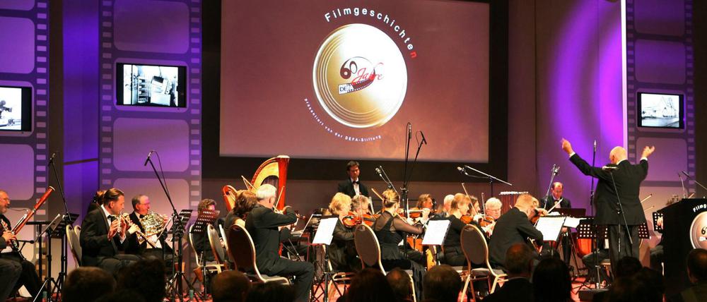 Das Filmorchester Babelsberg auf der Bühne der Caligari-Halle der Babelsberger Studios in Potsdam.
