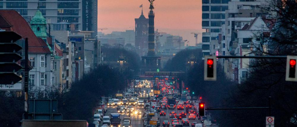 Schon heute sind Berlins Hauptstraßen durch den Berufsverkehrs stark belastet.