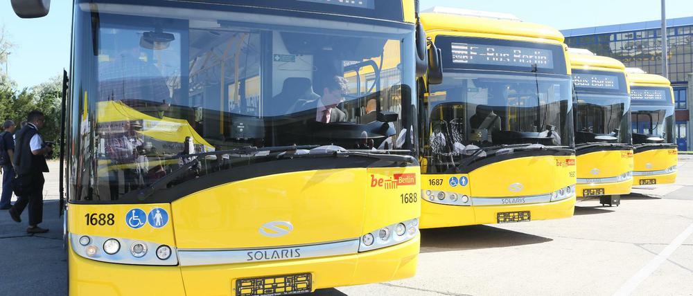 Diese Elektrobusse präsentierte die BVG 2015 auf einem Betriebshof in Berlin.