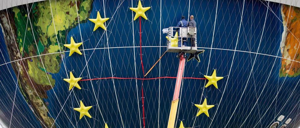 Die Sterne für die Europäische Union werden an einem Aussichts-Ballon angebracht. 