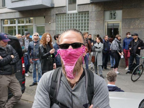 Mund- und Nasenschutz aus dem Wäscheschrank. Die Demo am Rosa-Luxemburg-Platz.