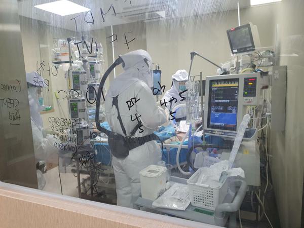 High-Tech. Mit Ecmo-Maschinen (wie auf dem Bild aus Südkorea) werden Patienten am Leben erhalten, für die übliche Beatmungsgeräte nicht reichen.