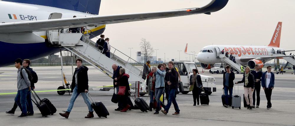 Billigflieger wie Ryanair und Easyjet sind im Ferienverkehr beliebt.