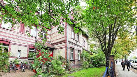 Von 1963 bis 1996 wohnte Grass in diesem Haus in der Niedstraße 13 in Friedenau.