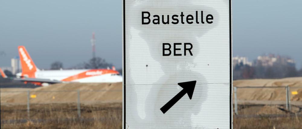 Ein Hinweisschild an der Zufahrt zur Baustelle des Hauptstadtflughafens BER. Der Prozess wegen Betrugs beim Bau des Hauptstadtflughafens BER könnte zu Ende gehen.