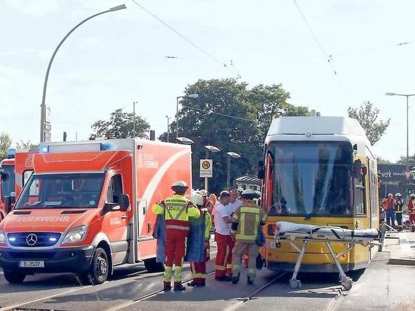 Tödliches Zusammentreffen. Am Blockdammweg im Bezirk Lichtenberg starb eine 13-jährige Radfahrerin, die die Straßenbahn nicht beachtet hatte.