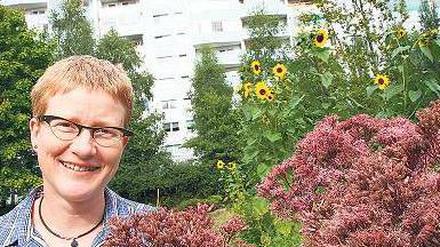 Platte plus Grün. Anna Härtel, Projektleiterin des interkulturellen Nachbarschaftsgartens in Hohenschönhausen, ist stolz, was Anwohner auf dem einst überwucherten Gelände geschaffen haben. 
