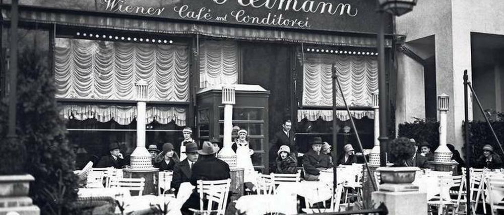 Gemütlich mit Koksofen. Das Café Reimann am Kurfürstendamm 35 im Jahr 1925.