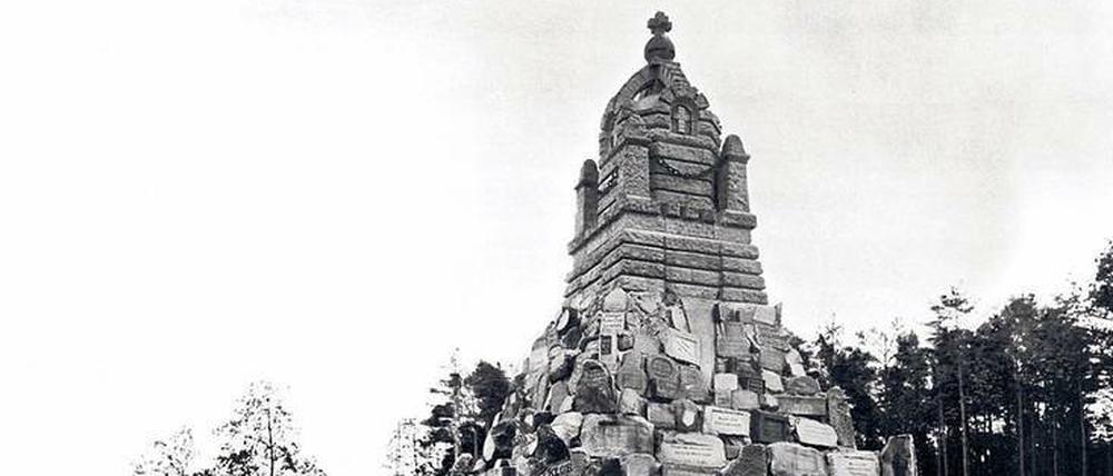 Sockelpyramide aus beschrifteten Findlingen. So sah das frühere Deutsche Sportdenkmal am Dahmeufer aus. 