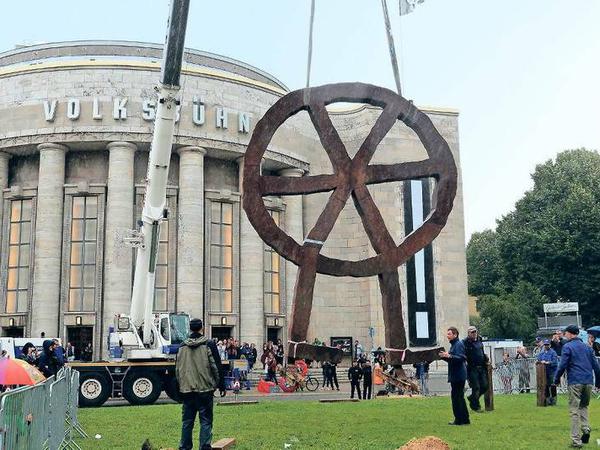 Ende Juni wurde das Räuberrad auf Geheiß des scheidenden Intendanten Frank Castorf aus dem Boden des Rosa-Luxemburg-Platzes gerissen. 