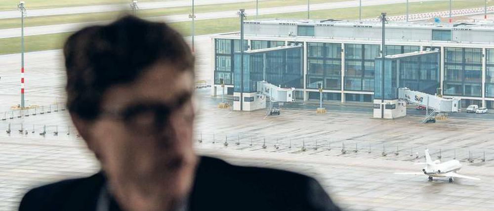 In Schönefeld sind schon viele Milliarden für einen Flughafen verbaut worden, der immer noch nicht eröffnet worden ist. 