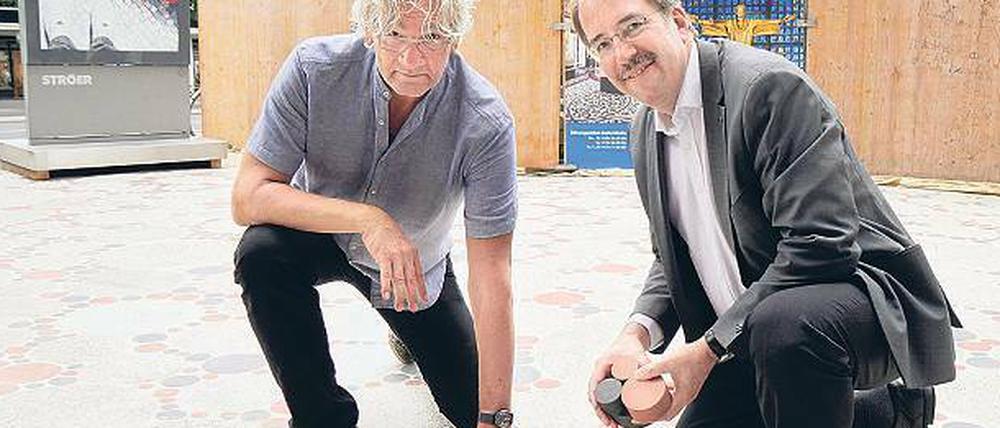 Der Bodenbelag soll robust sein. Im Bild: Architekt Gerhard Schlotter (l.) und Pfarrer Martin Germer. 