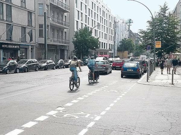 Radfahrer neben der Spur: Neuester Streich in der Chausseestraße. 