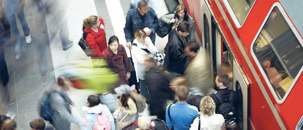 Selbst wenn ein Regiozug mal kommt – oft ist er zu klein für all die Passagiere, die zur Arbeit oder nach Hause wollen.