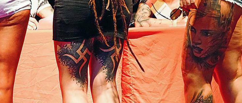 Eindeutig zu erkennen. So trat eine Kandidatin zur „Miss-Tattoo“-Wahl an.