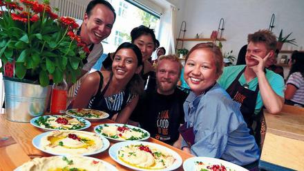 Gemeinsam Essen zubereiten, gemeinsam speisen – so werden bei „Über den Tellerrand“ Fremde zu Nachbarn.