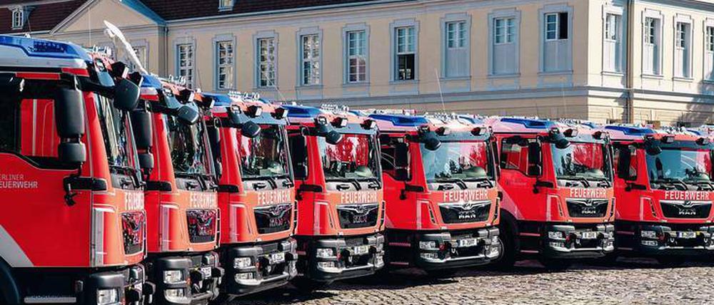 Andreas Geisel hat der Feuerwehr am Freitag zehn neue Lösch- und Hilfsfahrzeuge vor dem Schloss Charlottenburg übergeben.