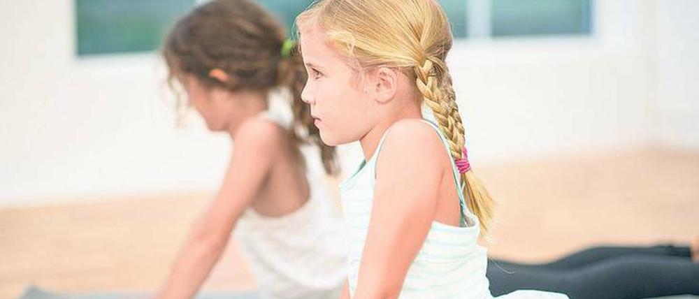 Auch Kinder brauchen Entspannung. Yoga stärkt außerdem das Selbstvertrauen und hält fit. 
