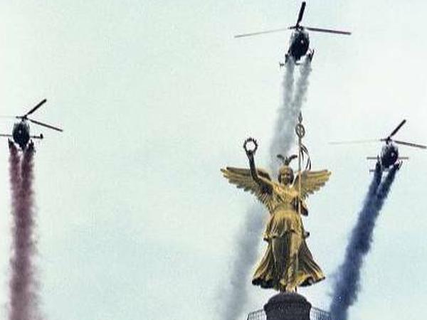 Bei der Truppenparade im Sommer 1987 färbten Hubschrauber den Himmel über der Siegessäule blau-weiß-rot. 