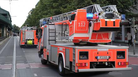 Löschfahrzeug und Drehleiter der Berliner Feuerwehr auf dem Weg zu einem Einsatz.