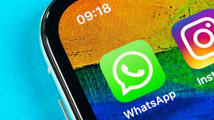 Whatsapp und Instagram-Icons auf einem Smartphone (Symbolbild).