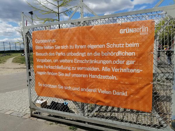 Mit großen Transparenten versucht Grün Berlin, die Parkbesucher auf Abstand zu halten.