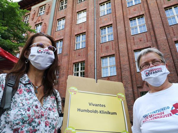 Protest vor Berlins Gesundheitsverwaltung in der Coronakrise 2020, rechts Vivantes-Pflegerin Silvia Habekost.