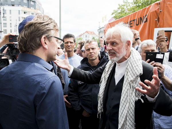 Jürgen Grassmann (rechts) will den Staat Israel abschaffen. Ansonsten betreibt er in Charlottenburg einen Ikonenhandel.