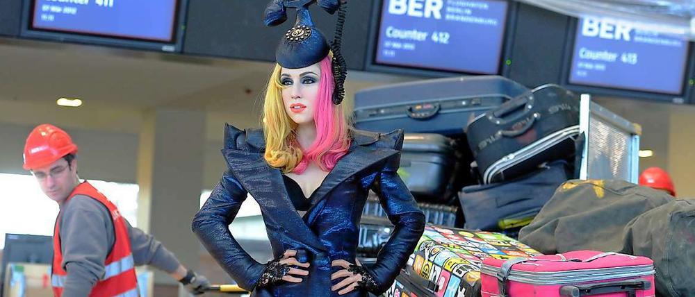 Lady Gaga hat im neuen Schönefeld-Terminal Halt gemacht - besser: ihr Alter Ego in Wachs. Das Ganze war ein Werbegag für Madame Tussauds. 
