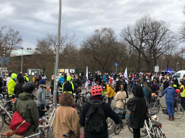 Rund 200 Menschen kamen in die Nähe der Unfallstelle, um ihr Beileid zu bekunden – viele mit dem Fahrrad.