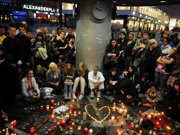 Als Michael Jackson 2009 überraschend starb, trauerten Berliner Fans am Alexanderplatz.