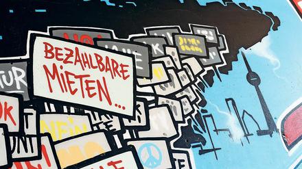 Ein Graffiti für bezahlbare Mieten am Kottbusser Tor in Berlin-Kreuzberg. Im Skandal um die „Diese eG“ spielt auch dieses Thema eine gewichtige Rolle. (Symbolbild)